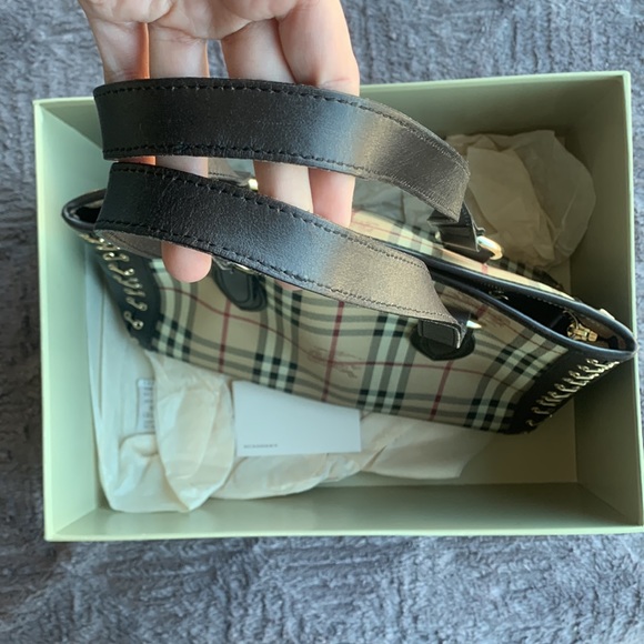 Classic Burberry Authentic Bag - Picture 13 of 15